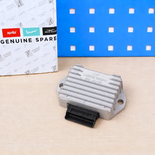 Original Piaggio Spannungsregler 8-Pin